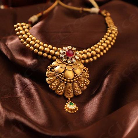 Buy 22K Antique Set from Manuhai Online Store. View and try jewellery from home with our video consultation. Select from latest collection of Antique Set with price or visit our jewellery store in Mumbai  ... daha fazla Manubhai Jewellers, Small Necklace, Gold Necklace Set, Jewellery Store, Antique Necklace, Gold Necklaces, Gold Wedding, Jewelry Stores, Mumbai