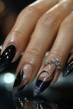 Nail Art With Black, Sparkly Black Nails, Black Sparkly Nails, Sparkly Nail Designs, Nails Sparkly, Almond Nail Art, Holiday Nails Christmas, Latest Nail Trends, Nail Trend