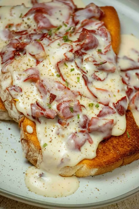 How to make Creamed Chipped Beef from scratch, in just 10 minutes! This creamy classic chipped beef gravy is the perfect easy breakfast to serve over toast, biscuits and more! Chip Beef On Toast Recipes, Chipped Beef On Toast Recipes, Leftover Brown Gravy, Chipped Beef And Gravy, Easy Chipped Beef Gravy, Corn Beef Gravy Recipe, Dried Beef Gravy Recipe, Cream Chipped Beef On Toast, Dried Beef Gravy