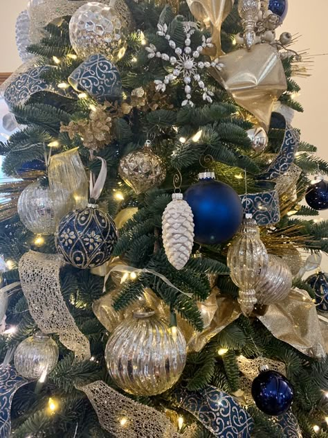 Blue And Gold Christmas, Ideas Decoracion Navidad, Blue Christmas Tree Decorations, Glam Christmas Tree, Navy Blue Christmas, Navy Christmas, Blue Christmas Decor, Glam Christmas, Blue Christmas Tree