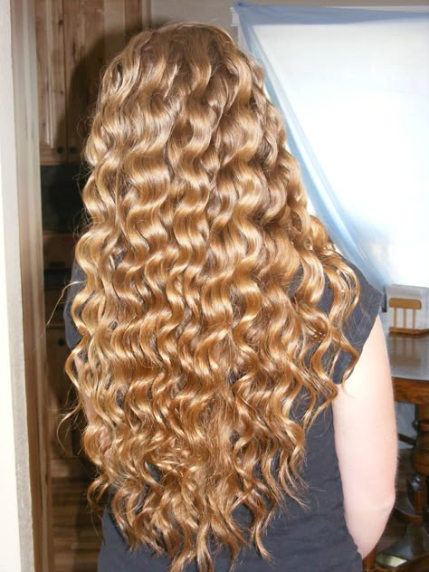 Golden Curls Aesthetic, Golden Curly Hair Natural Curls, Golden Blonde Curls, Golden Blonde Curly Hair, Curly Golden Hair, Golden Curly Hair, Long Golden Hair, Vacation Hairstyles, Hairstyles 2024