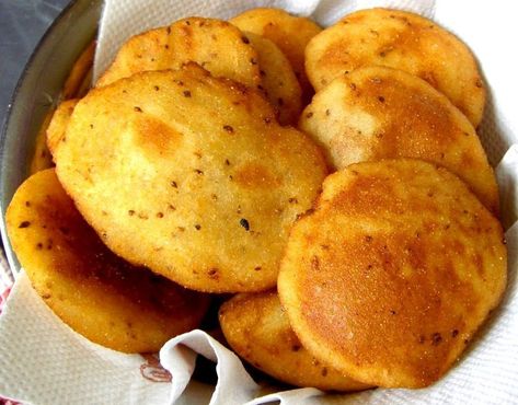 Receta de las arepitas dulces venezolanas con anís Venezuelan Dishes, Venezuela Recipes, Venezuelan Recipes, Hispanic Desserts, Valentines Breakfast, Venezuelan Food, Latin American Food, Dominican Food, Sweet Cooking