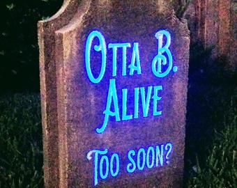 Head Stones Cemetery Ideas For Halloween, Tombstone Halloween Decor, Grave Stones Ideas Halloween, Diy Halloween Props Outdoor, Funny Gravestones Halloween, Outdoor Halloween Ideas Diy, Diy Gravestone Halloween, Campsite Halloween, Halloween Tombstone Sayings