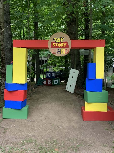 Toy Story Party Entrance, Toy Story Fringe Backdrop, Toy Story Cardboard Diy, Toy Story Outdoor Decorations, Toy Story Halloween Decorations Diy, Backyard Toy Story Party, Toy Themed Party, Easy Diy Toy Story Decorations, Toy Story Background Party Ideas