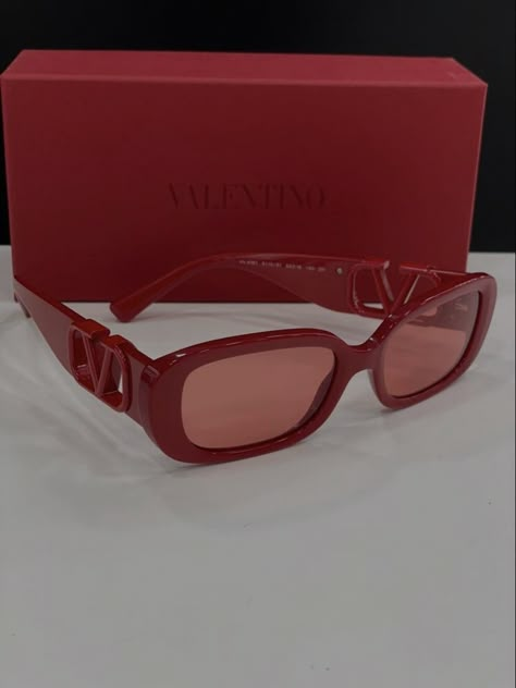 Pretty Sunglasses, Sunglasses For Your Face Shape, Classy Glasses, Valentino Sunglasses, Funky Glasses, Luxury Glasses, Valentino Designer, Expensive Jewelry Luxury, Trendy Glasses