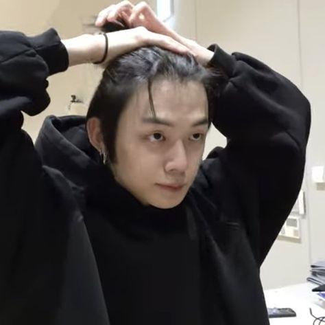 I never seen someone tying up their hair attractive until I see him doing it Tying Hair Back Pose, Tying Hair Pose Reference, Tied Up Hairstyles, Tie Shorts, Hair Reference, Up Hairstyles, Tie Backs, Pose Reference, Short Hair Styles