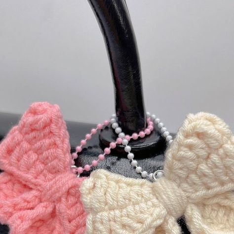 xuxucrochet on Instagram: "Crochet Bow Keychain🎀 Video tutorial on my youtube channel: "Xuxu Crochet" 🍀 #crochet #bow #crochetbow #ribbon #crochetribbon #crochetkeychain #xuxucrochet" Crochet Bow Keychain Tutorial, Crochet Bow Bag Free Pattern, Crochet Bow Bag Tutorial, Crochet Bow Bag, Small Bow Crochet Pattern, Bag Charm Crochet, Charm Crochet, Bow Keychain, Ribbon Bag