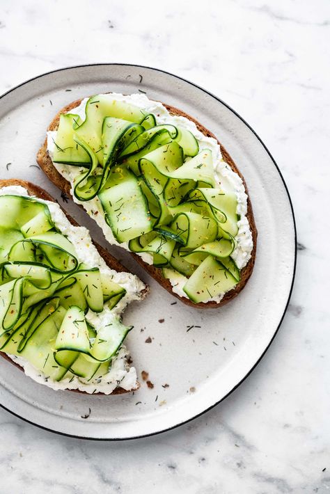 SHAVED CUCUMBER LEMON HERB LABNEH TOAST - ful-filled Open Face Sandwich, Fedtforbrændende Mad, Sandwich Vegetarian, Lemon Herb, Open Face, Toast Recipes, Clean Eating Snacks, Food Photo, Avocado Toast