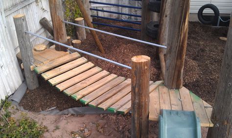 wobble bridge Daycare Garden, Diy Swingset, Diy Wooden Playhouse, Basement Playhouse, Toddler Outdoor Play Area, Outside Playground, Wooden Playground Equipment, Natural Playground Ideas, Play Fort