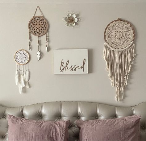 Over The Bed Dream Catcher, Dream Catcher In Room, Dream Catcher Living Room Decor, Dream Catcher Room Ideas Bedrooms, Dream Catcher In Bedroom, Dream Catcher Bedroom Ideas, Dream Catcher Room Ideas, Dream Catcher Room Decor, Dreamcatcher Bedroom