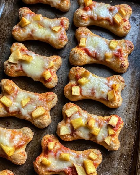 Apple And Cheese, Cheese Apples, Healthy Homemade Dog Treats, Easy Homemade Dog Treats, Pizzas Recipe, Everyday Snacks, Dog Pizza, Pet Recipes, Dog Treats Homemade Easy