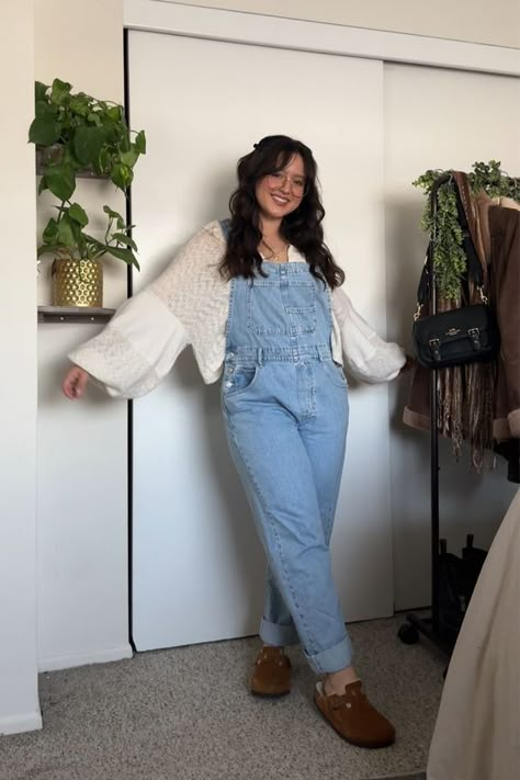 Clog Birkenstock Outfit Fall, Overalls With Clogs Outfit, Overalls Birkenstocks Outfit, Birkenstock Boston Outfit Overalls, Outfit Ideas With Boston Clogs, Platform Clogs Outfit Fall, Brown Boston Clogs Outfit, Outfits With Clogs Winter, Dark Brown Boston Clogs Outfit