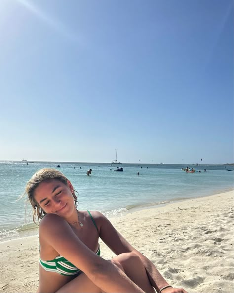 Sitting On Beach Pictures, Beach Pose Sitting, Sitting Poses At The Beach, Beach Pictures Sitting Down, Sitting Beach Pictures, Beach House Instagram Pictures, Simple Beach Pictures, Daytime Beach Pictures, Cute Vacation Poses