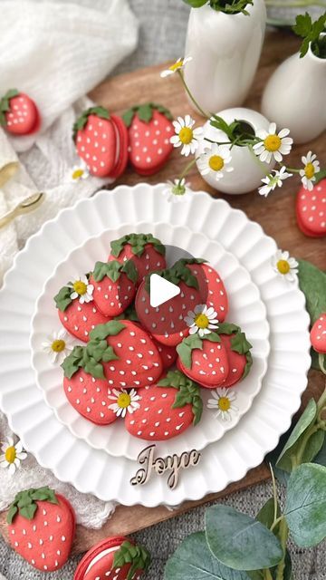 Macaron Inspiration, Strawberry Macarons, Shaped Macarons, Macaron Designs, Strawberry Shortcake Macarons, Strawberry Macaron Filling, Macaroons Strawberry, Strawberry Macarons Aesthetic, Strawberry Shaped Macarons