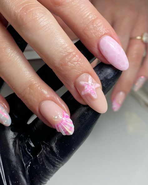 🐚💖 #nails #nailart #nailinspo #nailsofinstagram #nailsnailsnails #summernails #summer #pink #pinknails #mermaid #girlie #cute Light Pink Beach Nails, Pink Mermaid Nails, Pink Beach Nails, Summer Nailart, Nails Mermaid, Uñas Aesthetic, Basic Nails, Work Nails, Mermaid Nails