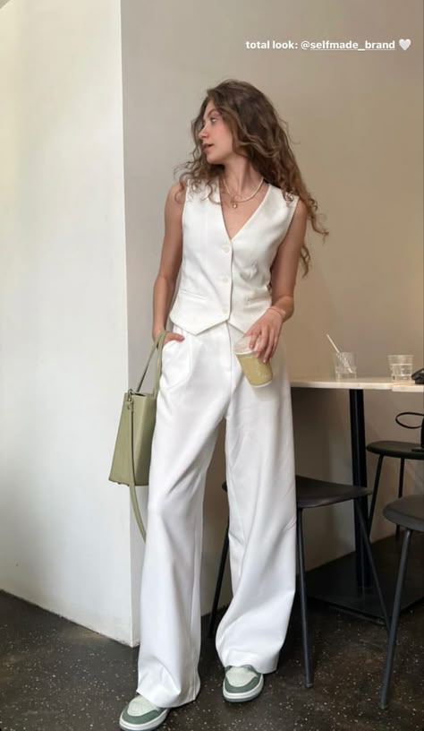 White Waistcoat Outfit, Waistcoat Outfit Women, White Vest Outfit, Waistcoat Outfit, White Outfits For Women, Outfit Elegantes, Classy Summer Outfits, Classy Work Outfits, Graduation Outfit