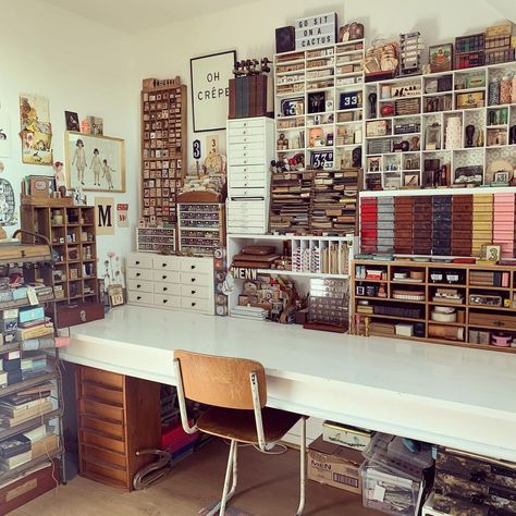 Home Office Organization Ideas, Vintage Craft Room, Dream Art Room, Office Organization Ideas, Artist Desk, Art Studio Space, Art Studio Room, Craft Room Design, Art Studio At Home