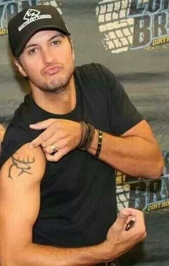 Luke Bryan such tan arms Luke Bryan Tattoo, Duck Lips, Luke Bryan Fan, Luke Bryan Pictures, Shake It For Me, Country Lyrics, Duck Face, Country Music Artists, New Tattoo