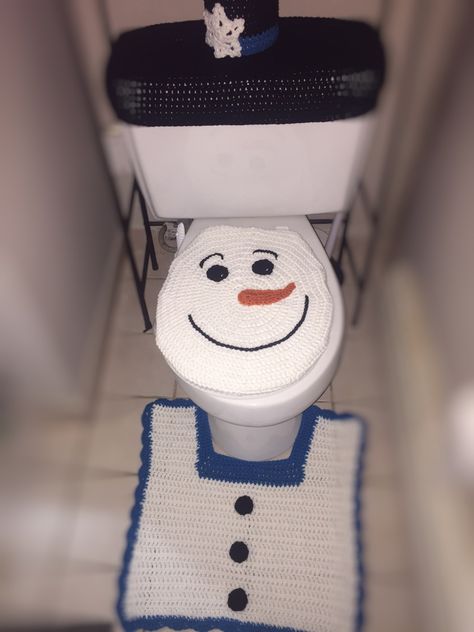 Free Crochet Snowman Bathroom Pattern – Emvy16designs Tunisian Crochet Blanket, Crochet Bathroom, Christmas Bathroom Sets, Crochet Newborn Hat, Crochet Boot Cuffs, Christmas Crochet Pattern, Crochet Snowman, Free Pattern Crochet, Crochet Xmas