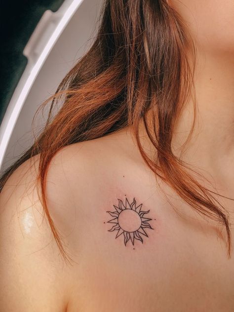 Sun Tattoo Shoulder, Tattoo Sonne, Sun Tattoo Designs, Bone Tattoos, Petite Tattoos, Sun Tattoos, Cute Tiny Tattoos, Collar Bone Tattoo, Discreet Tattoos