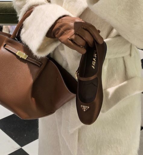 m ✨ (@PRADAXBBY) on X Prada Aesthetic, Brown Leather Gloves, Fall Bags, Bag Prada, Snow Outfit, Classy Shoes, Fashion Aesthetics, Brown Leather Bag, Brown Aesthetic