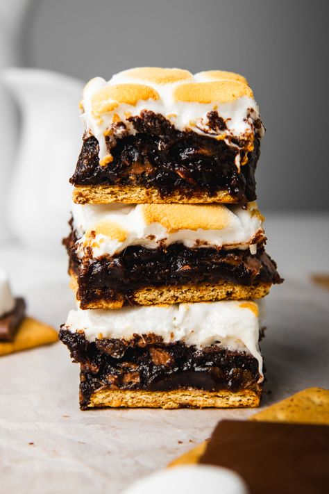 Gooey S'mores Brownies {No Campfire Needed!} Smores Brownies, Summertime Snacks, Smores Dessert, Graham Cracker Cookies, Smore Recipes, Fudgy Brownie Recipe, Baking Humor, Chewy Brownies, Summer Baking