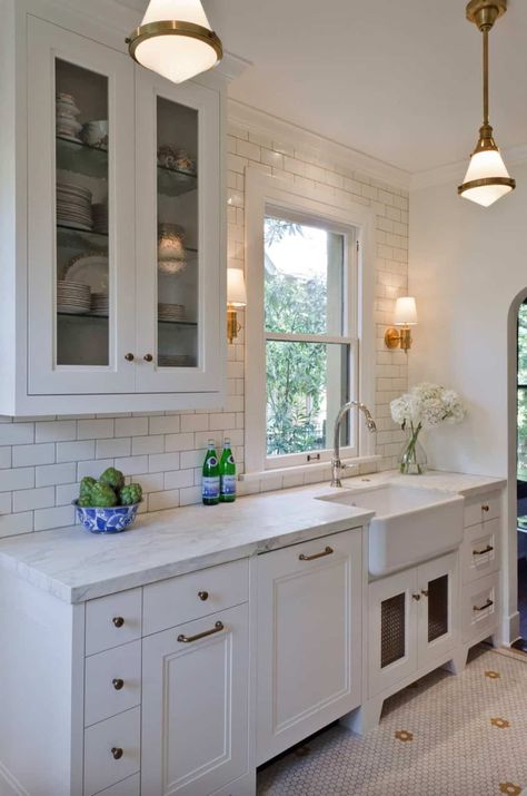 White Kitchen Renovation, Kitchen Cabinet Style, Kitchen Soffit, Small White Kitchens, White Gloss Kitchen, Small Kitchen Cabinets, White Kitchen Tiles, White Subway Tile Backsplash, White Shaker Cabinets