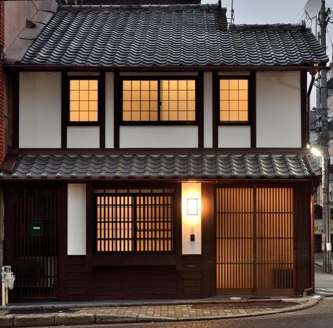 Japanese Houses Traditional, Japanese Exterior, Old Japanese House, Old Style House, Japanese Traditional Architecture, Machiya House, Japanese Inspired Home, Traditional Japanese Home, Japanese House Design