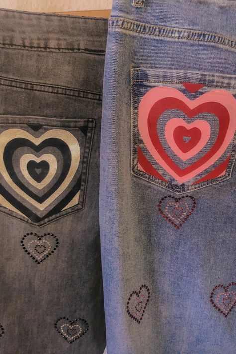 Painting Jeans For Seniors, Painting Ideas Jeans, Diy Shoe Customization, Heart Painted Jeans, Pant Pocket Design Paint, Pant Pocket Painting, Painting Jean Pockets, Things To Paint On Jeans Pockets, Jean Painting Ideas Easy