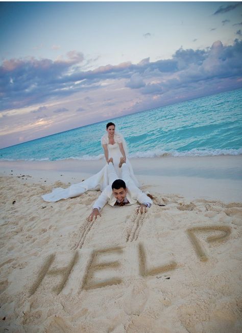 Funny Couple Photography, Funny Wedding Photography, Small Beach Weddings, Funny Couple Pictures, Funny Wedding Pictures, Funny Wedding Photos, Photo Summer, Funny Couple, Beach Wedding Photography