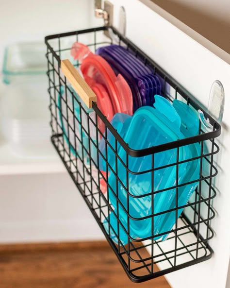 Tupperware Organizing, Tupperware Storage, Kitchen Storage Hacks, Kitchen Organization Diy, Organisation Hacks, Ways To Organize, Diy Kitchen Storage, Home Organisation, Food Storage Containers Organization