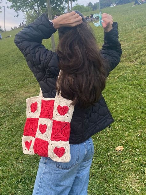 Heart Shaped Granny Square, Crochet Heart Bag Tutorial, Heart Tote Bag Crochet, Heart Granny Square Bag, Heart Bag Crochet, Heart Crochet Bag, Crochet Heart Bag, Crochet A Heart, Granny Square Bag Crochet