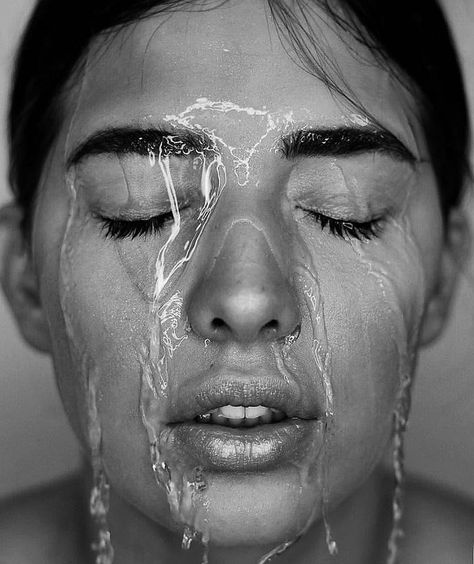 Black And White Photography Portraits, Water Dripping, Fashion Fotografie, Photography Male, Portrait Creative, Black And White Art Drawing, Photographie Portrait Inspiration, Portrait Photography Women, Self Portrait Photography