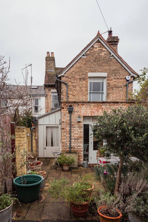 English Terrace House Interior, House And Garden Uk, Tiny Cottage Interior, British Cottage Interior, Terrace House Interior, Cottages Interiors, Cottage Tour, Beautiful Mansions, City Cottage