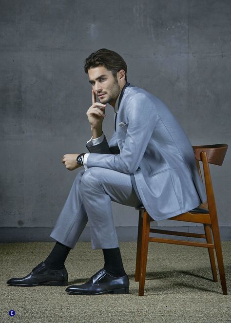 21mar20-TOP3(18/20) School Poses, Man Suit Photo, Man In Suit, Summer Suits Men, Mens Socks Fashion, Smart Casual Men, Mens Dress Socks, Designer Suits For Men, Khaki Pants Men