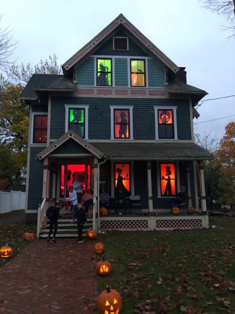 Outdoor Halloween House Decorations, Spooky Halloween House Exterior, Haunted Houses Aesthetic, Nostalgic Halloween Decor, Halloween House Aesthetic, Halloween House Exterior, Fairy Gardens Ideas, Bloxburg Halloween House, Diy Halloween Window Silhouettes