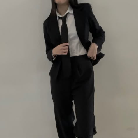 Female In Suit Aesthetic, Women Wearing Tuxedos, Formal Suit Women Aesthetic, Tuxedo For Woman Masculine Style, Woman In Tuxedo Aesthetic, Pretty Suits For Women, Woman Suit Formal, Wedding Tuxes For Women, Women Suit Outfits Aesthetic