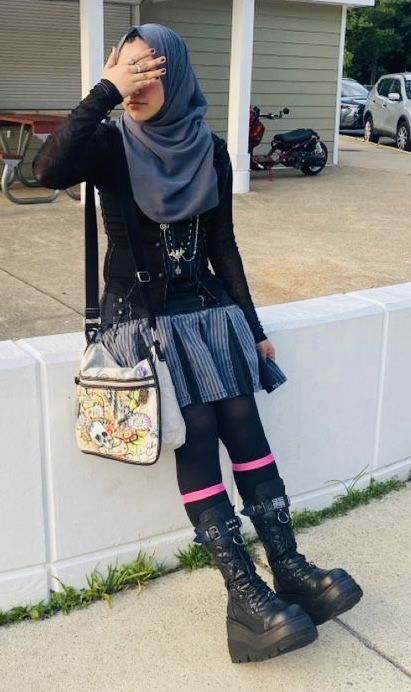 Goth Hijabi Outfits, Modest Alt Fashion, Goth Hijab Outfit, Alt Hijabi Aesthetic, Modest Emo Outfits, Punk Hijabi, Emo Hijabi, Modest Alt Outfits, Modest Goth Outfit