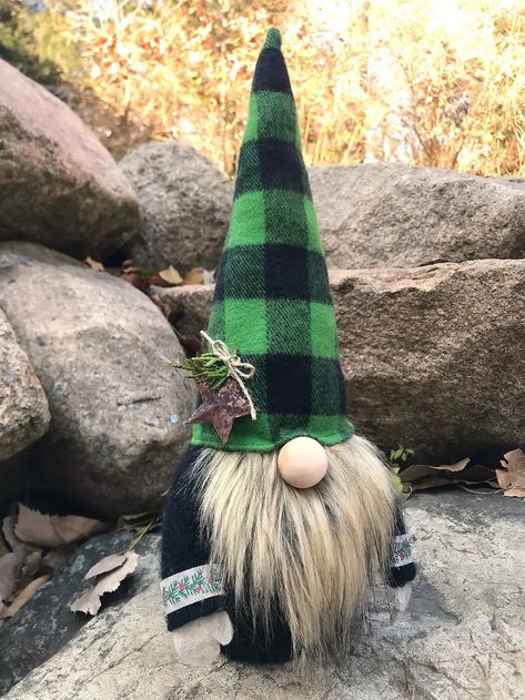 Plaid Gnomes - DIY Gnomes - Be Brave and Bloom Easy Diy Gnomes, Gnomes Free Pattern, Christmas Gnomes Diy, Make Gnomes, Gnome Crafts, Plaid Diy, Craft Fur, Free Pattern Download, Recycled Sweaters