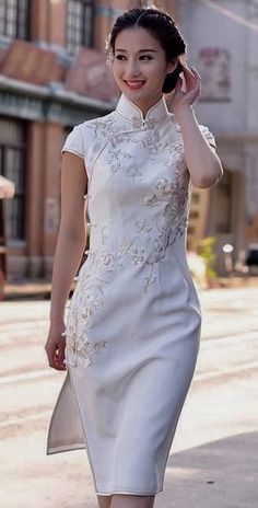 Qipao Outfit, White Qipao, Chinese Gown, Chinese Fancy Dress, Asian Style Dress, Date Night Outfit Ideas, Trendy Date Night Outfit, Night Outfit Ideas, Celebrity Casual Outfits