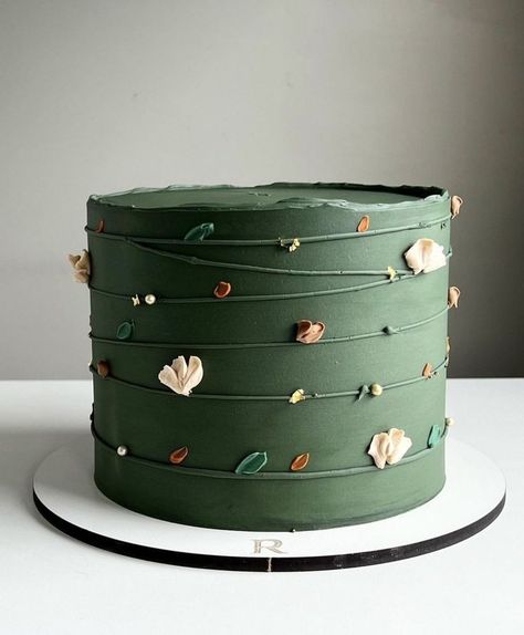 Fancy Decorated Cakes, Dark Green Birthday Cake, Plant Cake Design, Green Cake Aesthetic, Nature Birthday Cake, Aesthetic Bday Cake, Green Buttercream Cake, Dark Green Cake, Bday Cakes Aesthetic