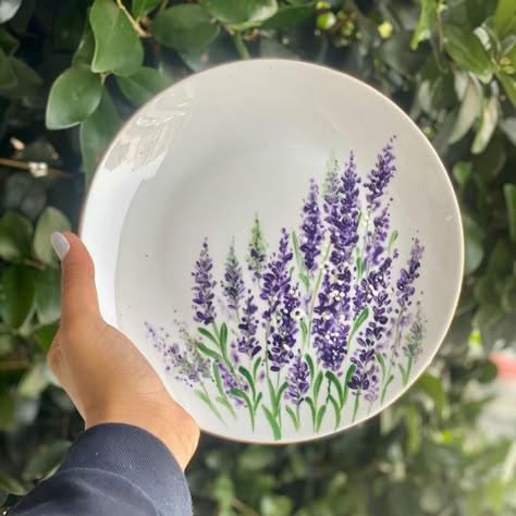 Lavender Pottery Plate, Mothers Day Pottery Painting Ideas, Lavender Pottery Painting, Pottery Painting Ideas Floral, Pottery Painting Flowers Easy, Floral Pottery Painting Ideas, Lavender Ceramics, Pottery Painting Inspo Plate, Pottery Plates Painting Ideas