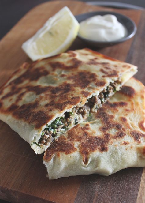 Lamb Gozleme Recipe, Spinach Dishes, Alcohol Cakes, Gozleme Recipe, Persian Dishes, Arabisk Mad, Flat Breads, Turkish Food, Spinach And Feta