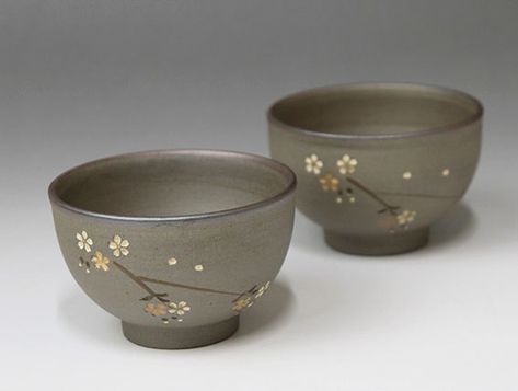 Japanese Tea Bowls Design, Japanese Pottery Painting, Japanese Tea Bowl, Japanese Crockery, Object Inspiration, Japanese Ceramics Pottery, Bowl Painting, Pottery Japanese, Asian Pottery