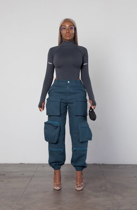 Classy Cargo Pants Outfit, Workshop Outfit, Cargo Pants Outfit Black Women, Prix Workshop, Cargo Pants Outfit, Looks Street Style, Streetwear Fashion Women, Looks Chic, Swag Outfits