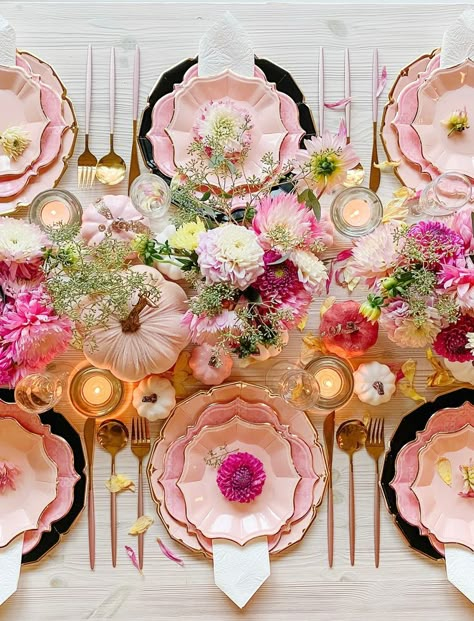 Feminine Table Settings, Thanksgiving Tea Party Ideas, Girly Tablescape, Pastel Dinner Party, Eclectic Table Settings, Floral Tablescape, Pink Tablescape, Colorful Table Setting, Pink Dinner Plates