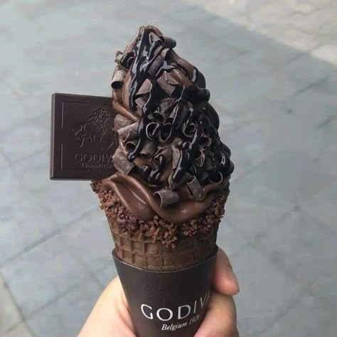 Ice Cream Aesthetic, Chocolate Ice Cream Cone, Dark Chocolate Ice Cream, Pyjamas Party, Food To Try, Godiva Chocolate, Cream Aesthetic, Food Therapy, Milk Shakes