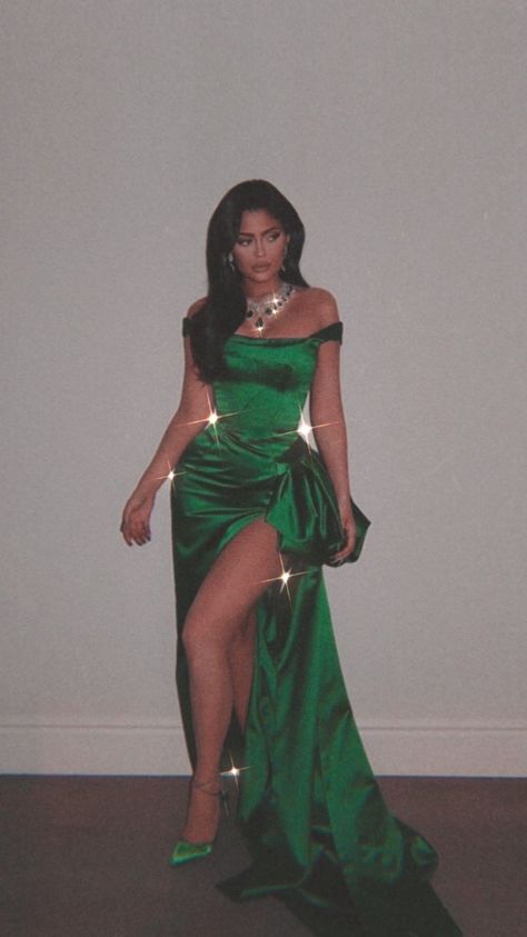 #kylie Jenner #green#neackless#dress Kylie Jenner Green, Brown Acrylic Nails, Elegant Outfit Classy, Outfit Classy, Funky Art, Elegant Outfit, Kylie Jenner, Green Dress, Formal Dresses Long