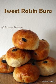 Bakery Buns, Indian Bakery, Raisin Buns, Raisin Recipes, Pembuat Roti, Bakery Treats, Baking Buns, Raisin Bread, Breads & Buns