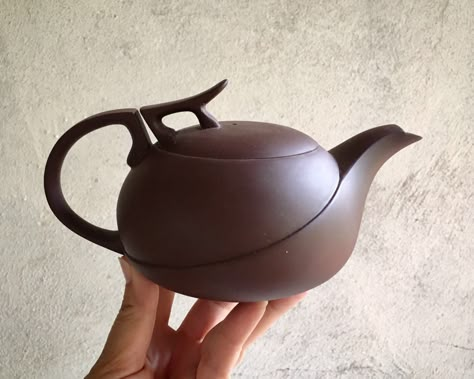 Pottery Tea Pots Modern, Teapot Pottery Ideas, Contemporary Teapot, Tea Pots Ceramic, Teapot Aesthetic, Teapot Shapes, Tea Pot Ceramic, Teapot Ideas, Pottery Tea Pots